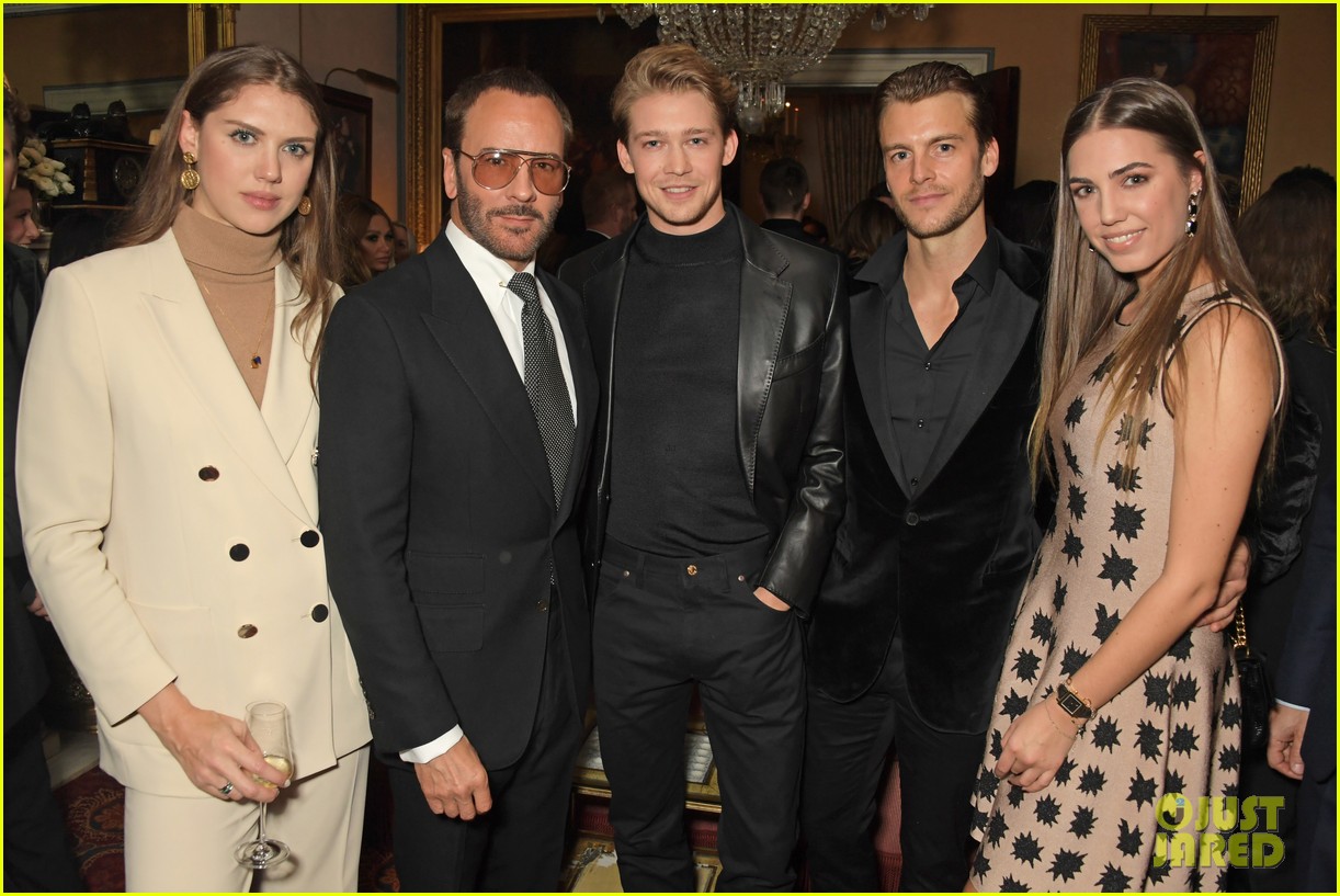 Joe Alwyn Looks Sharp at Tom Ford Beauty Dinner in London | Photo ...