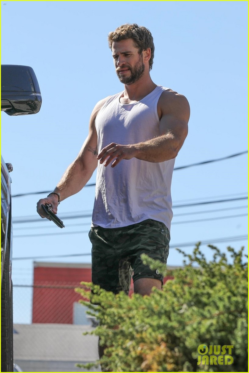 liam hemsworth muscles pumped up after workout 03