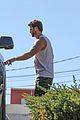 liam hemsworth muscles pumped up after workout 28