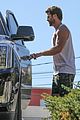 liam hemsworth muscles pumped up after workout 32