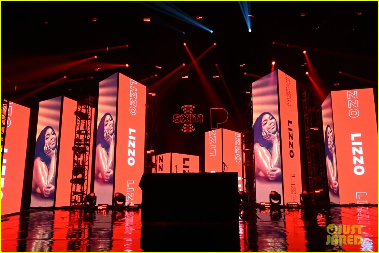 Harry Styles Sings 'Juice' with Lizzo at Her Miami Concert Watch Now! Photo 1285887 Photo