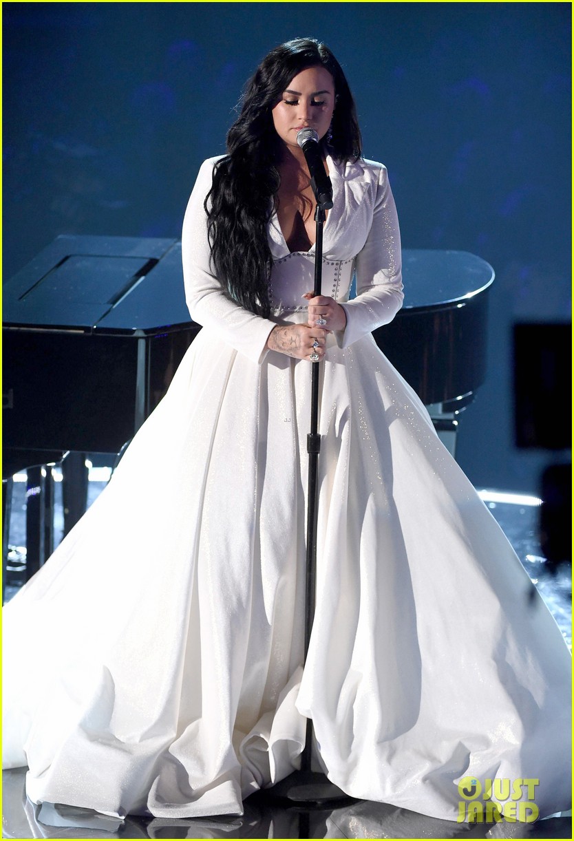 demi lovato performs at grammys 2020 01
