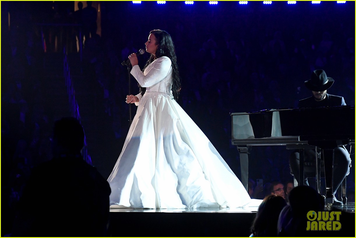 demi lovato performs at grammys 2020 04