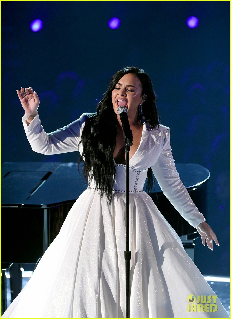 demi lovato performs at grammys 2020 05