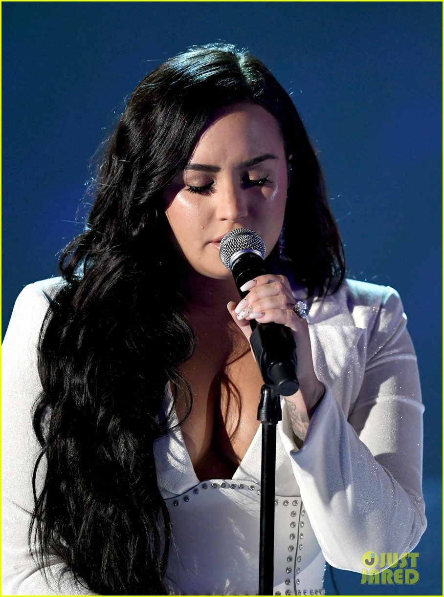 demi lovato performs at grammys 2020 06