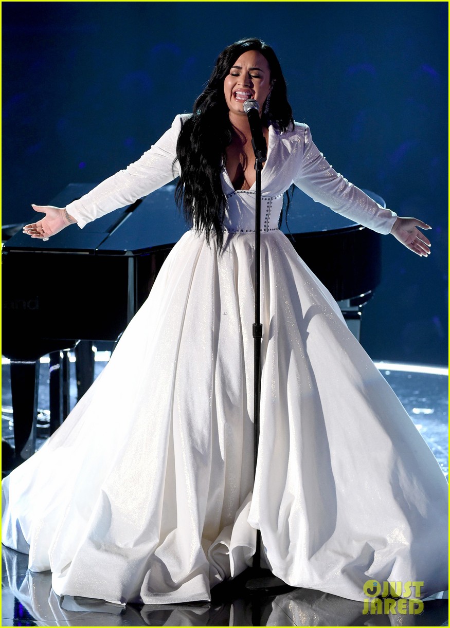 demi lovato performs at grammys 2020 09