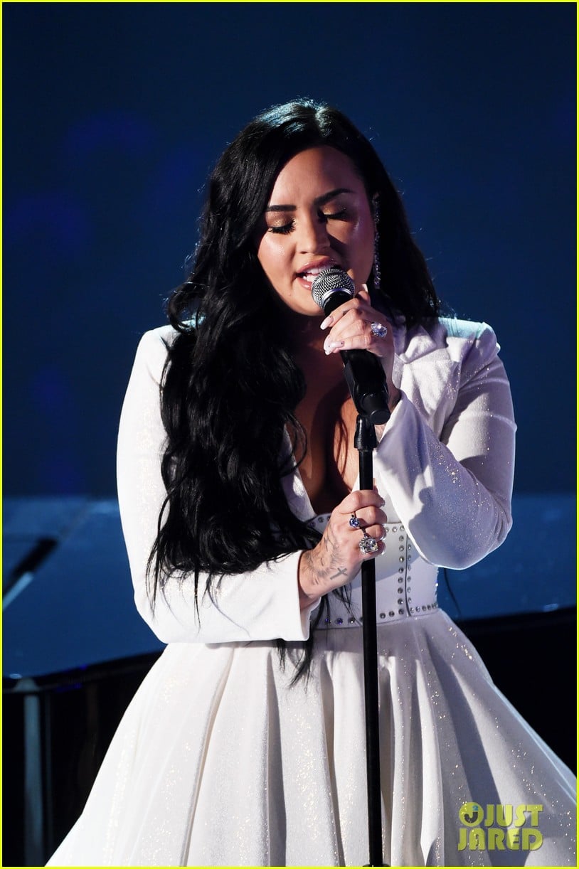demi lovato performs at grammys 2020 14