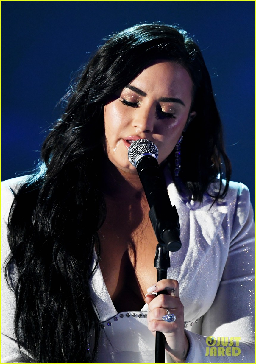 demi lovato performs at grammys 2020 15