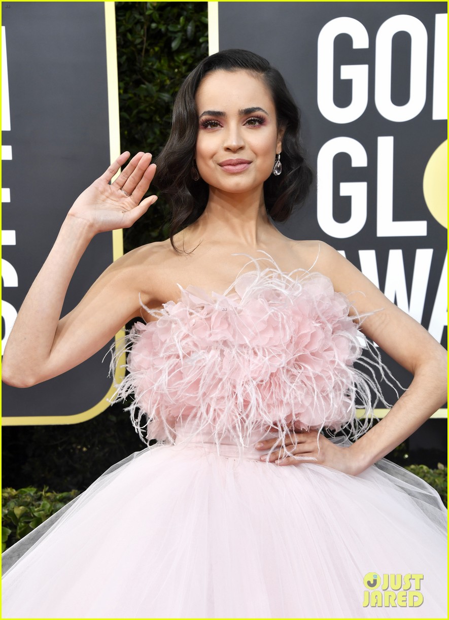 sofia carson jeannie mai aj gibson golden globes 2020 pics 08