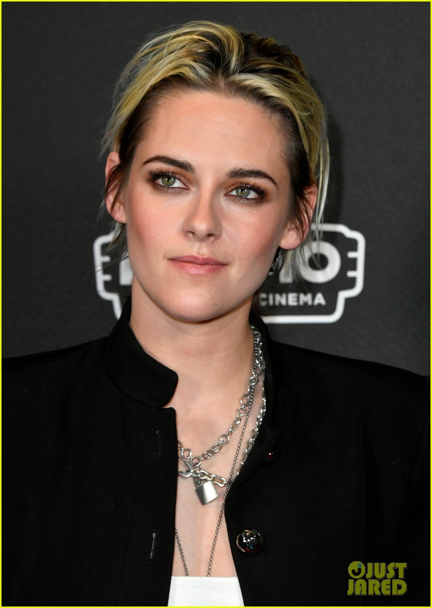 Kristen Stewart Pairs Crop Top With Blazer at 'Underwater' Screening ...