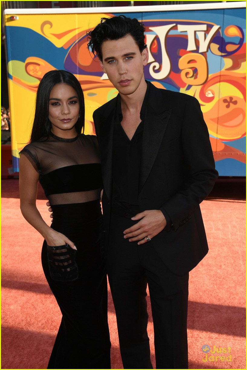 vanessa hudgens austin butler split distance reason 04