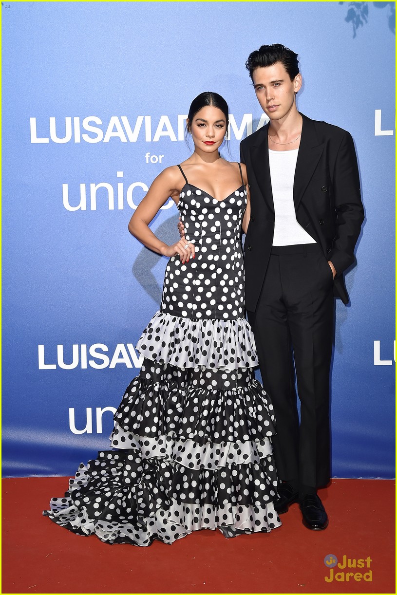vanessa hudgens austin butler split distance reason 05