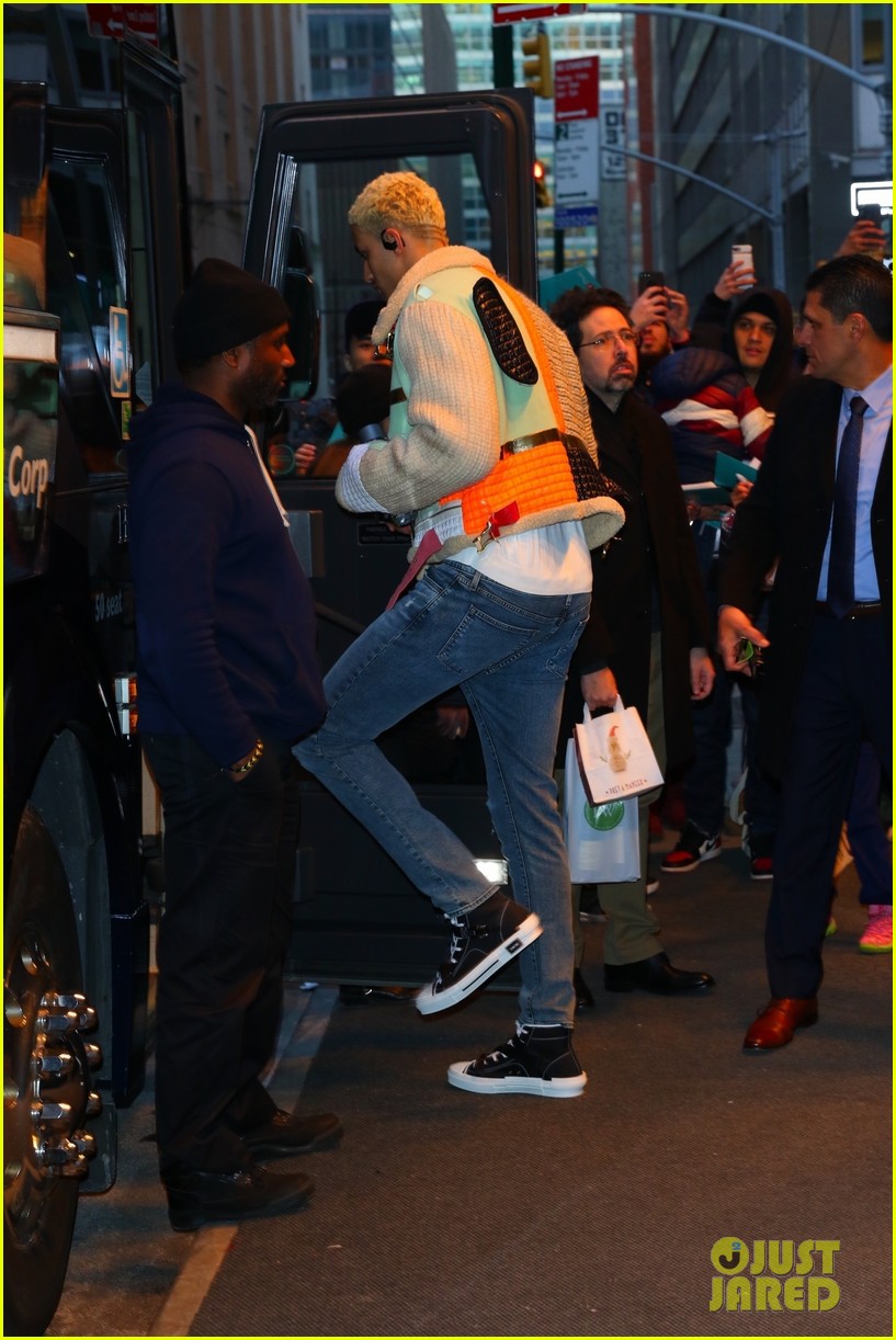 vanessa hudgens low key arrival kyle kuzma game nyc 02