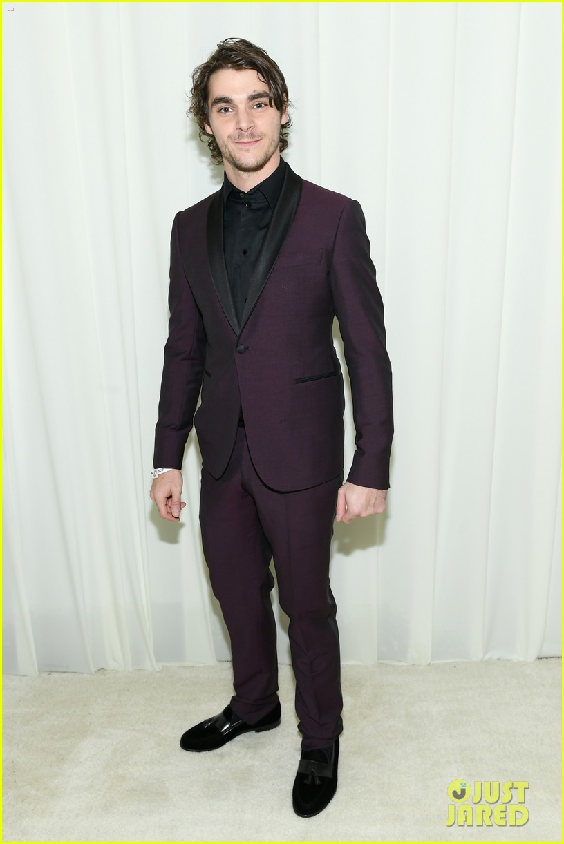 bella thorne ally maki sydney sweeney go pink at elton john oscars party 16