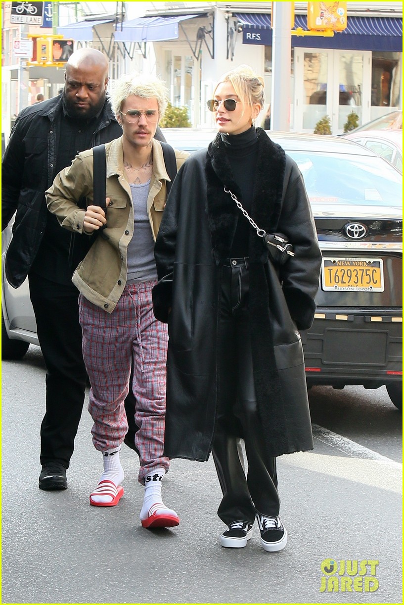 Justin Bieber Goes to Breakfast in His Pajamas on 'SNL' Show Day ...