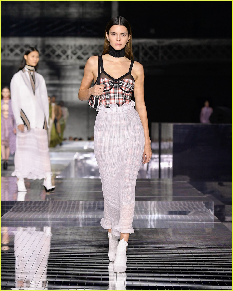 Gigi, Kendall, & Bella Add Star Power to Burberry's LFW Show! | Photo
