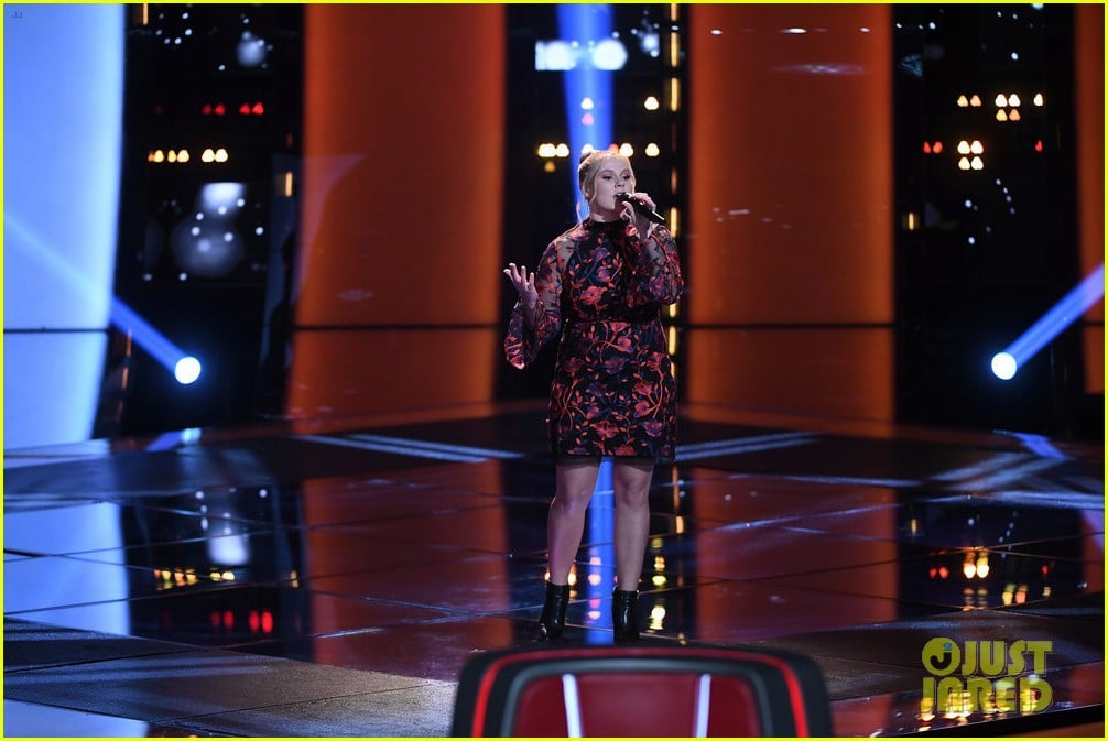 chelle got a super quick chair turn on the voice 03