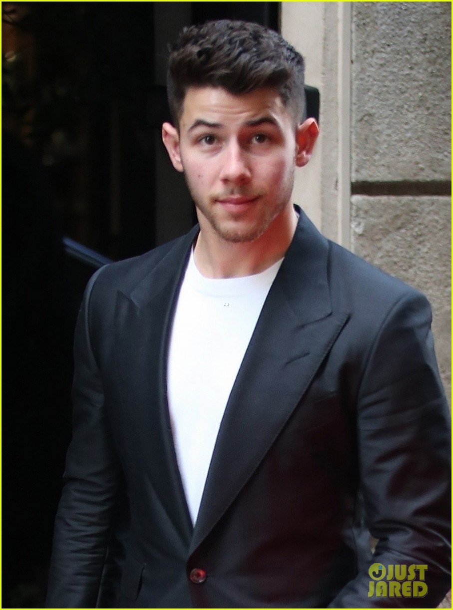 Nick Jonas & Wife Priyanka Chopra Enjoy Romantic Dinner Date In Italy 