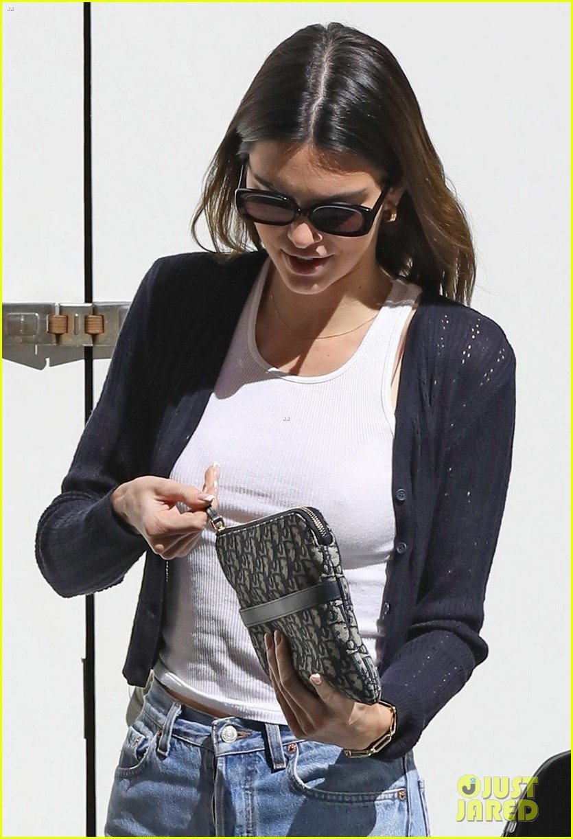 kendall jenner hailey bieber buddy up while shopping 03