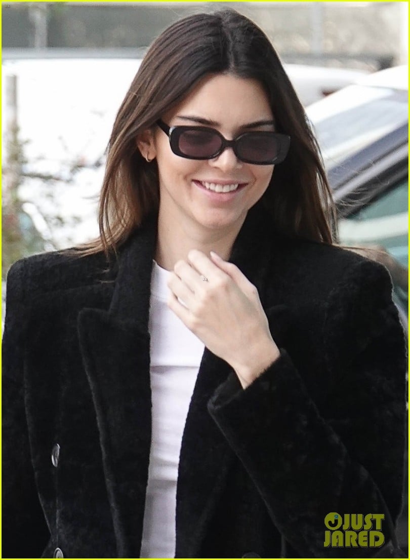 Kendall Jenner is All Smiles During Day Out in Milan | Photo 1288910 ...