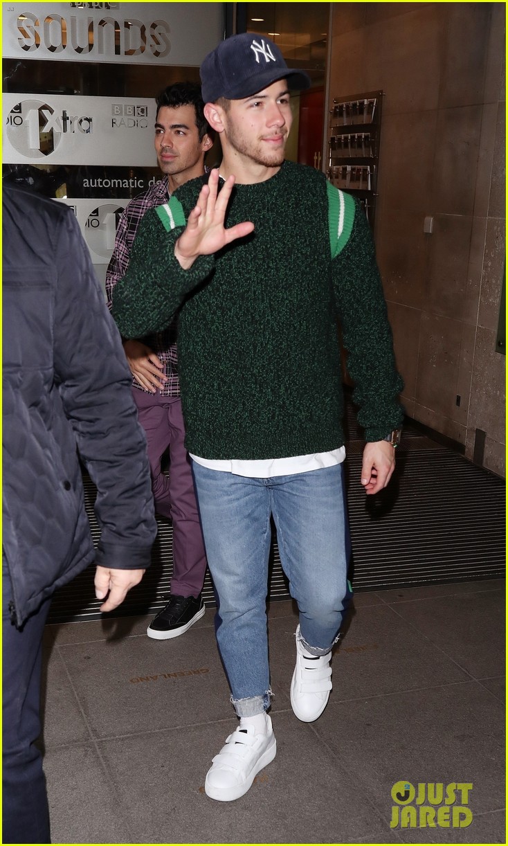 Joe Jonas Tries To 'Hide' From Paparazzi With Double Sided Face Sweater ...