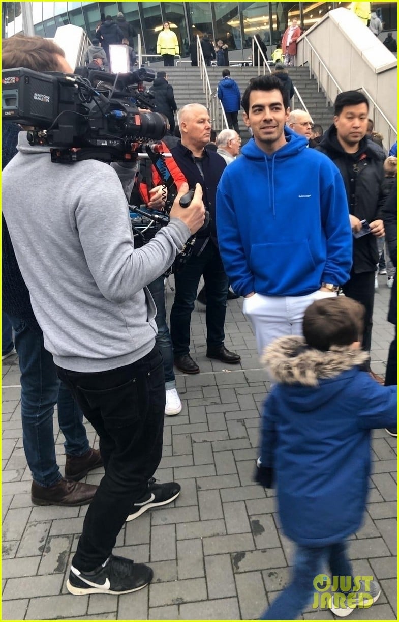 Joe Jonas Enjoys Day Off From Happiness Begins Tour in London Photo 1286196 Photo Gallery