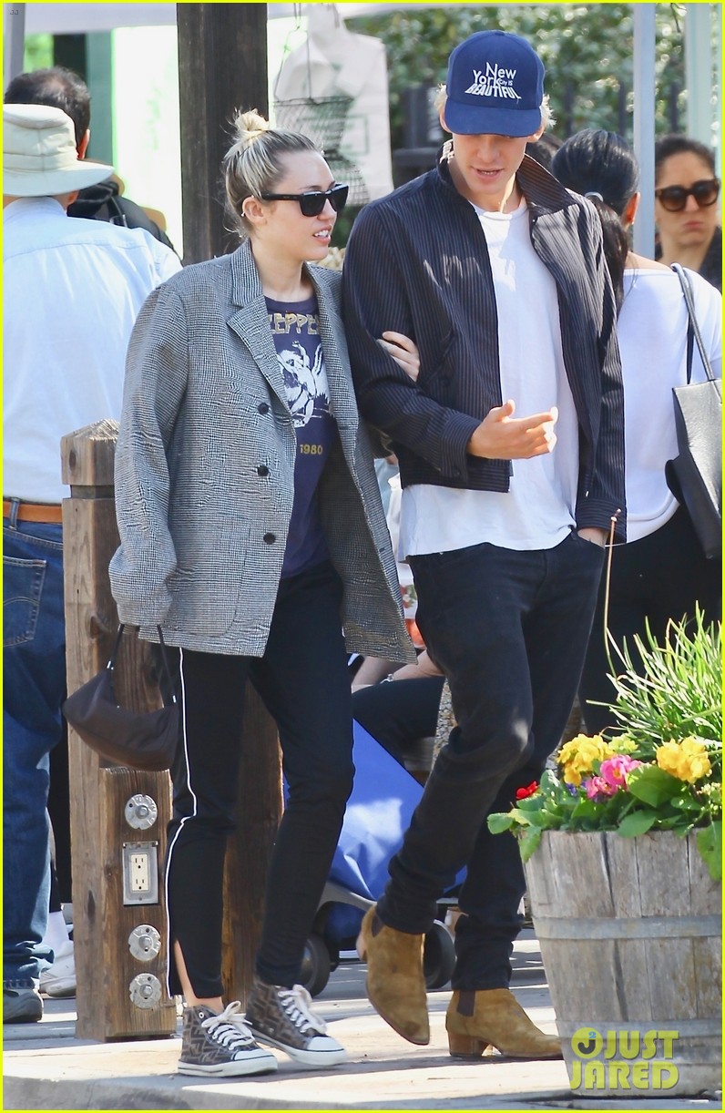 Cody Simpson & Miley Cyrus Shop Together After Valentine's Day | Photo