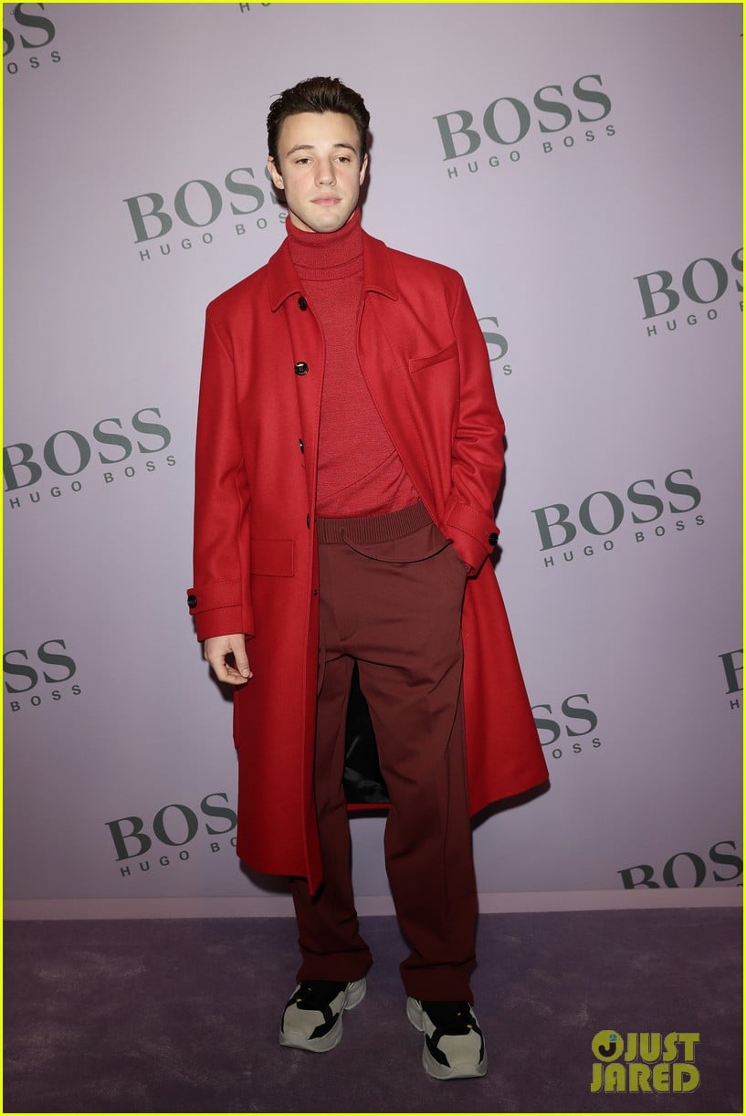 madelaine petsch surrounds herself with friends at boss fashion show in milan 03