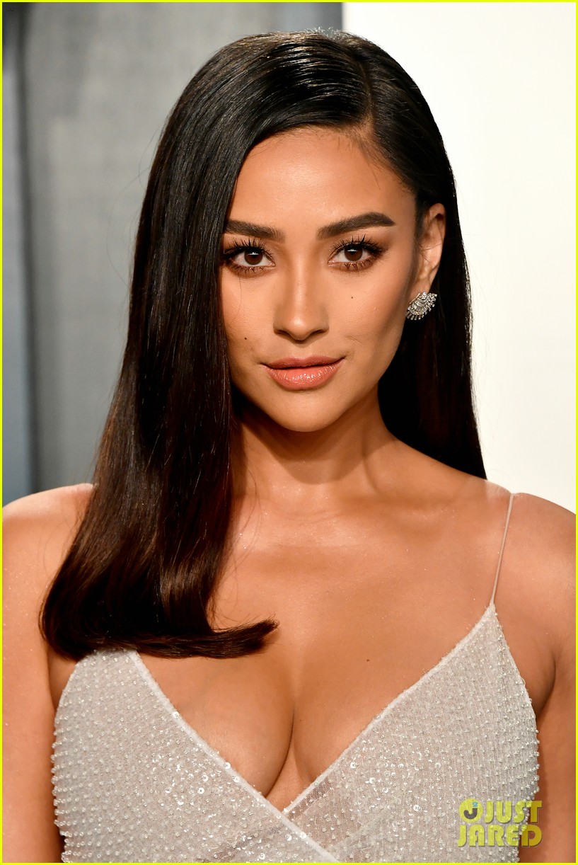 shay mitchell hailee steinfeld vanity fair oscar party 04