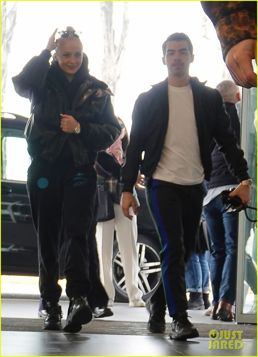 Pregnant Sophie Turner Steps Out With Joe Jonas Amid Pregnancy News Photo 1288185 Photo 1956