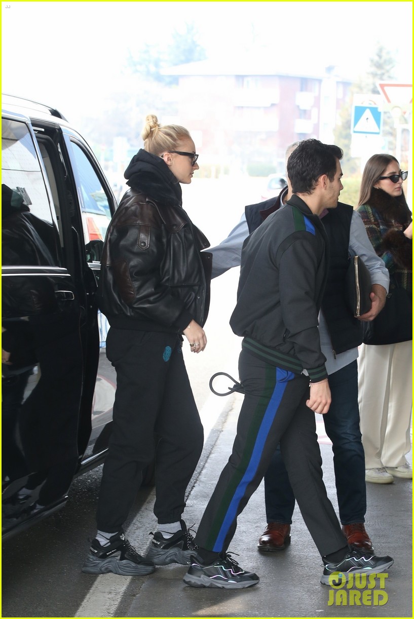 Pregnant Sophie Turner Steps Out With Joe Jonas Amid Pregnancy News Photo 1288189 Photo 2936
