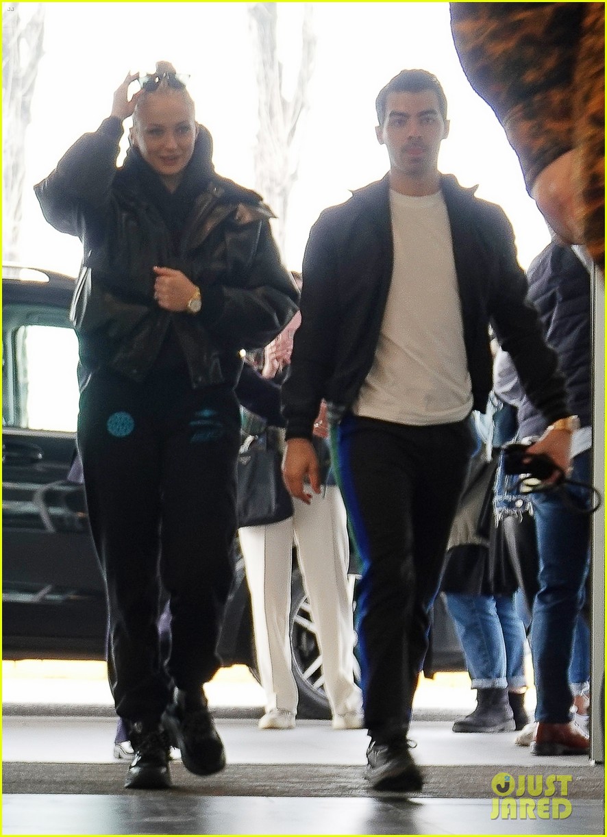 Pregnant Sophie Turner Steps Out With Joe Jonas Amid Pregnancy News Photo 1288200 Photo 6545