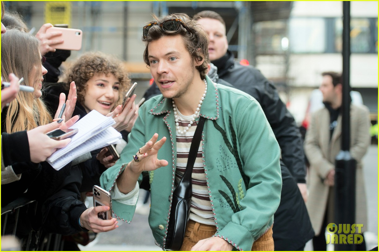 harry styles rocks red nails black purse bbc radio 2 02