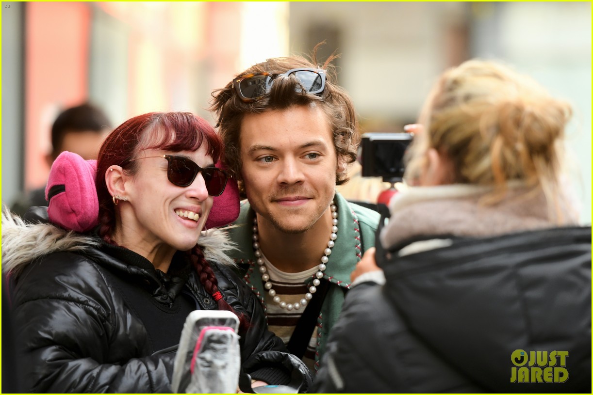 harry styles rocks red nails black purse bbc radio 2 04