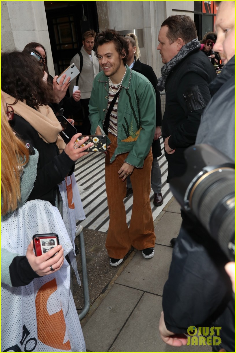 harry styles rocks red nails black purse bbc radio 2 07