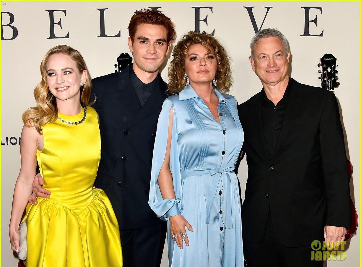 kj apa britt robertson shania twain i still believe premiere 13