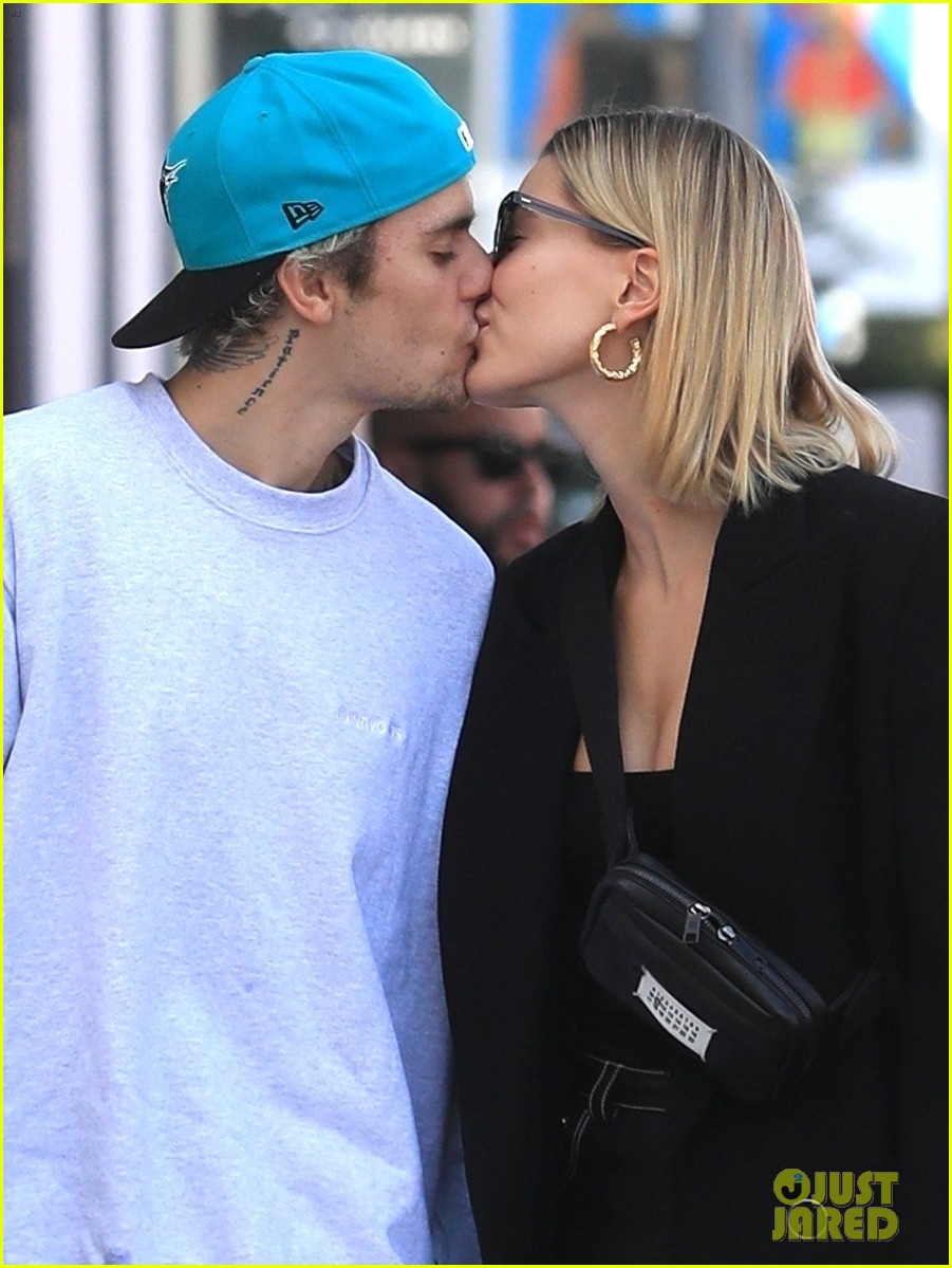 Justin Bieber Flirts Kisses Wife Hailey Bieber In These Super Cute Photos Photo Hailey Bieber Justin Bieber Pictures Just Jared Jr