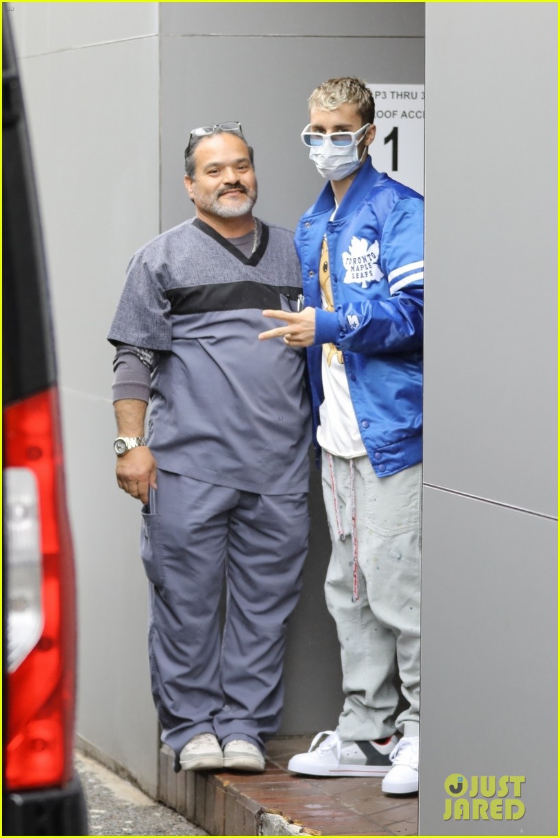 Full Sized Photo Of Justin Bieber Wears Face Mask While Going To Doctors Office 06 Justin