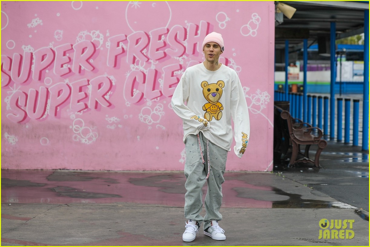 justin bieber hailey bieber car wash wall 08