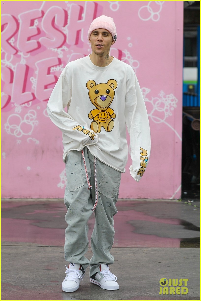 justin bieber hailey bieber car wash wall 09