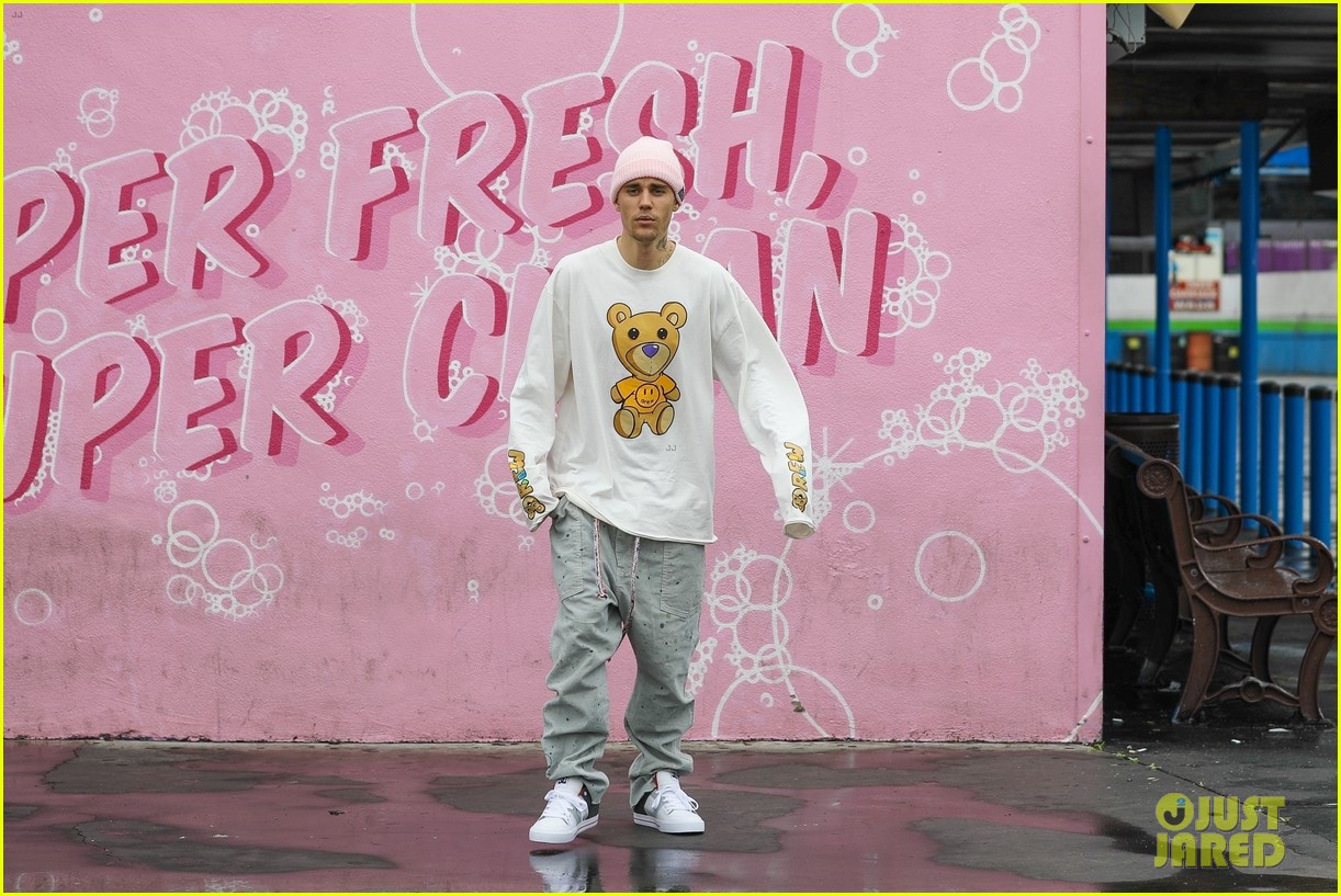 justin bieber hailey bieber car wash wall 16