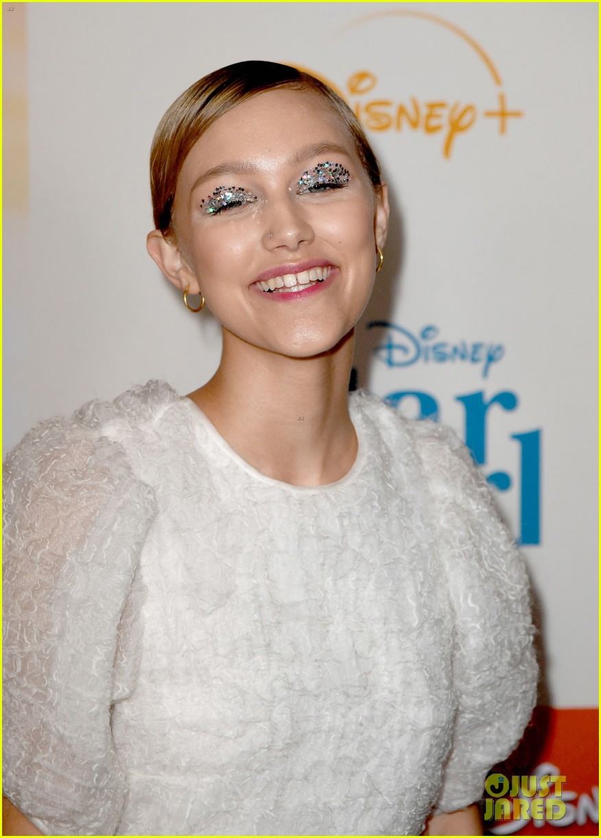grace vanderwaal wears sparkly eyeshadow to stargirl premiere 11