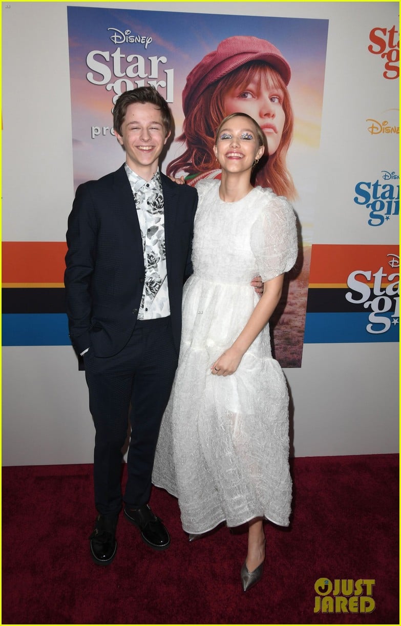 grace vanderwaal wears sparkly eyeshadow to stargirl premiere 13