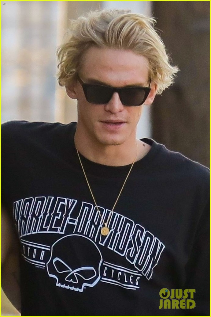miley cyrus piggyback ride cody simpson 02