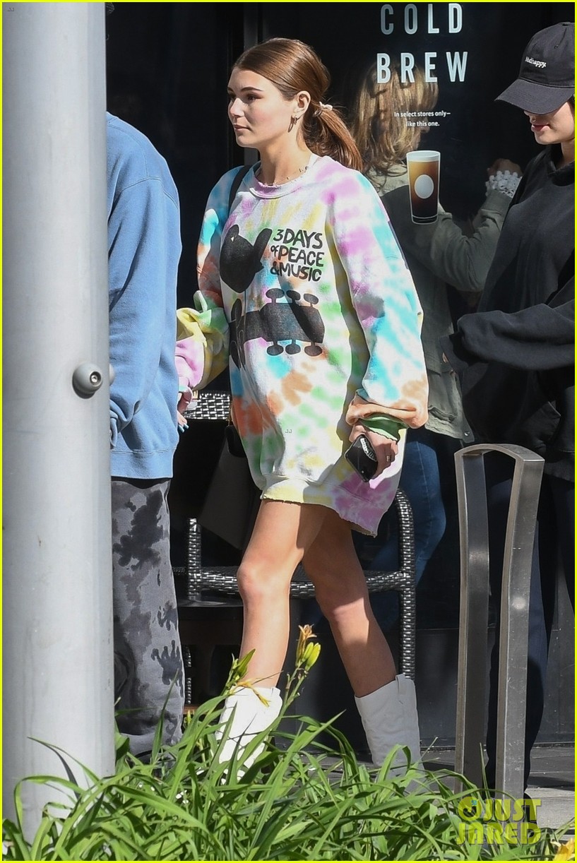 olivia jade gets lunch with friends 05