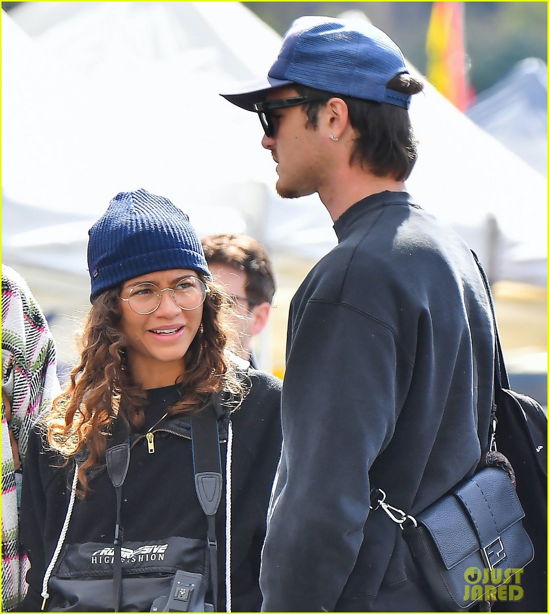 Full Sized Photo of zendaya jacob elordi flea market with her mom 04 ...