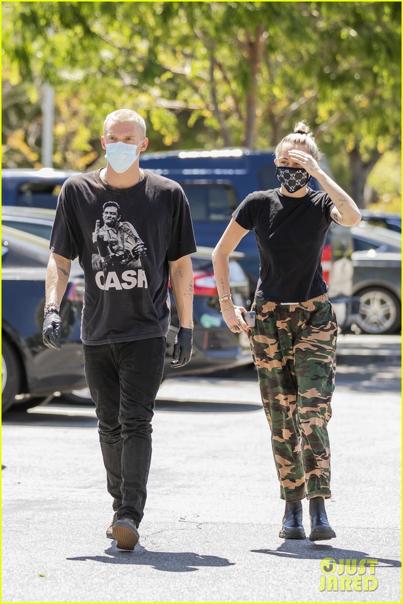 Miley Cyrus in a Gucci face mask. Photo credit Page Six