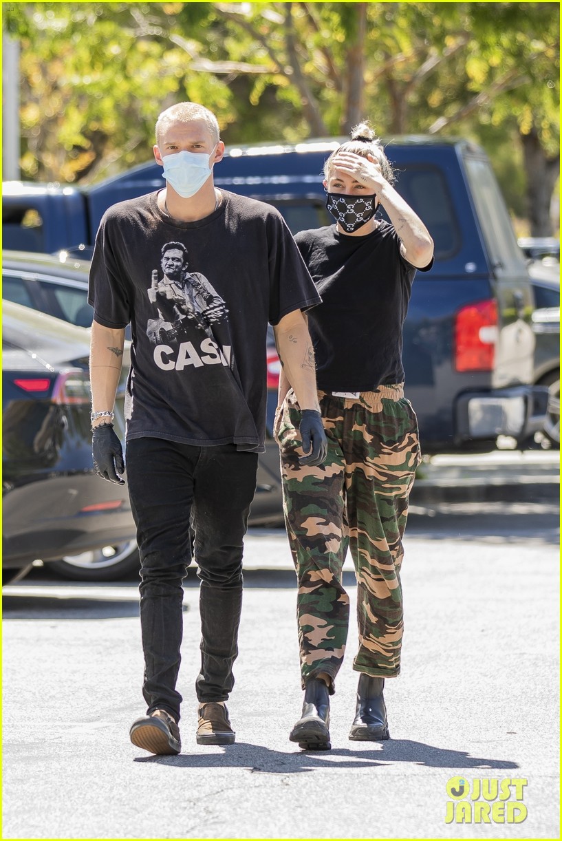 Miley Cyrus rocks Gucci facemask as she puts on PDA with Cody