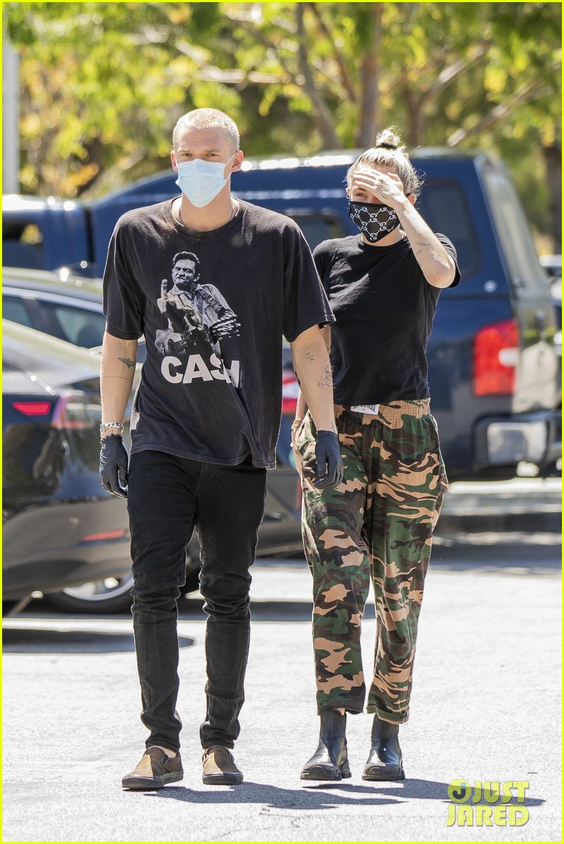 Miley Cyrus rocks Gucci facemask as she puts on PDA with Cody