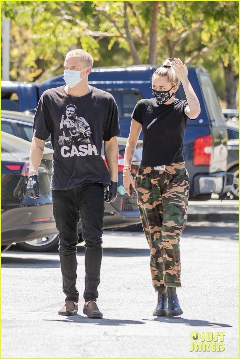 Miley Cyrus rocks Gucci facemask as she puts on PDA with Cody